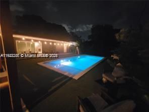 На продажу: $899,000 (4 спален, 2 ванн, 2005 Квадратных фут)