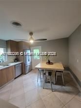 На продажу: $899,000 (4 спален, 2 ванн, 2005 Квадратных фут)