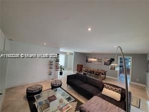 На продажу: $899,000 (4 спален, 2 ванн, 2005 Квадратных фут)