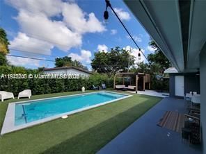 На продажу: $899,000 (4 спален, 2 ванн, 2005 Квадратных фут)