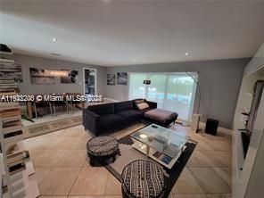 На продажу: $899,000 (4 спален, 2 ванн, 2005 Квадратных фут)