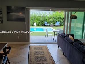 На продажу: $899,000 (4 спален, 2 ванн, 2005 Квадратных фут)