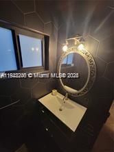 На продажу: $899,000 (4 спален, 2 ванн, 2005 Квадратных фут)