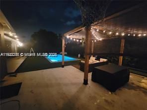 На продажу: $899,000 (4 спален, 2 ванн, 2005 Квадратных фут)