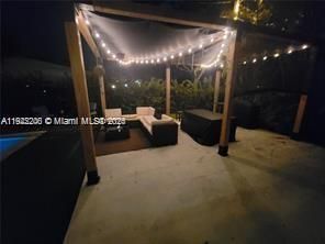 На продажу: $899,000 (4 спален, 2 ванн, 2005 Квадратных фут)