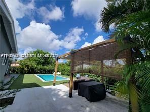 На продажу: $899,000 (4 спален, 2 ванн, 2005 Квадратных фут)