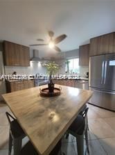 На продажу: $899,000 (4 спален, 2 ванн, 2005 Квадратных фут)