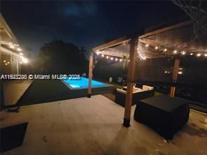 На продажу: $899,000 (4 спален, 2 ванн, 2005 Квадратных фут)