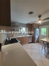 На продажу: $899,000 (4 спален, 2 ванн, 2005 Квадратных фут)