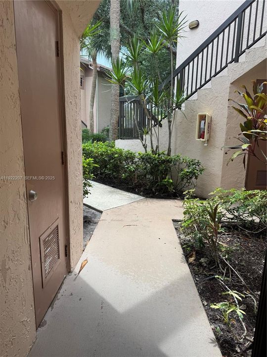 For Rent: $2,450 (3 beds, 2 baths, 1120 Square Feet)