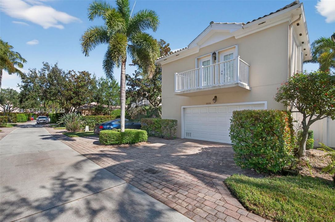 Garage apartment/casita balcony