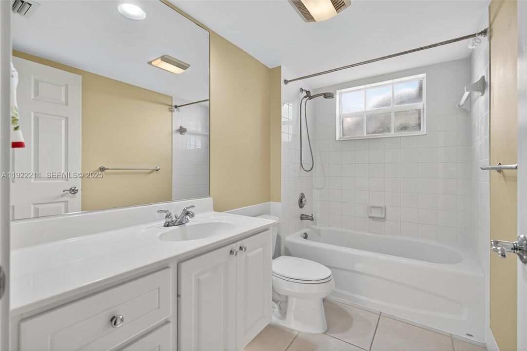 First floor full bathroom, en-suiteFirst floor full bathroom, en-suite