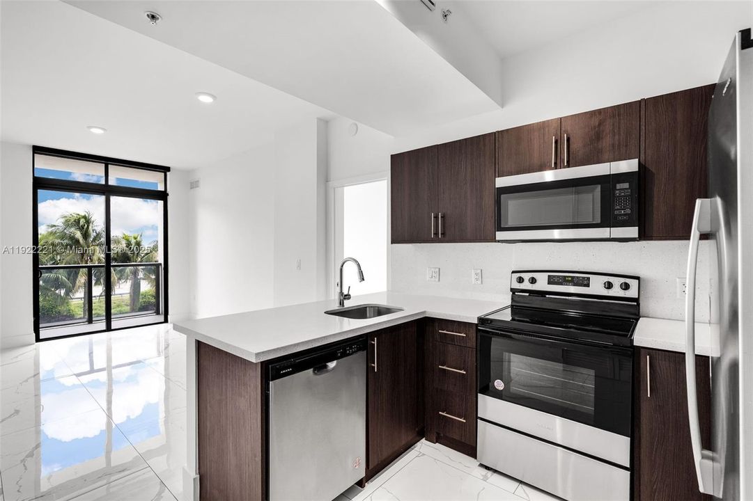 For Rent: $3,000 (2 beds, 2 baths, 931 Square Feet)