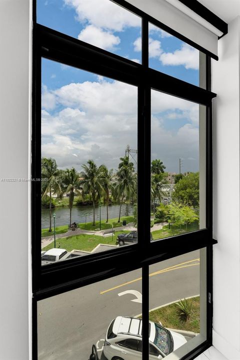 For Rent: $3,000 (2 beds, 2 baths, 931 Square Feet)