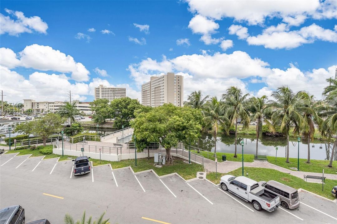 For Rent: $3,000 (2 beds, 2 baths, 931 Square Feet)