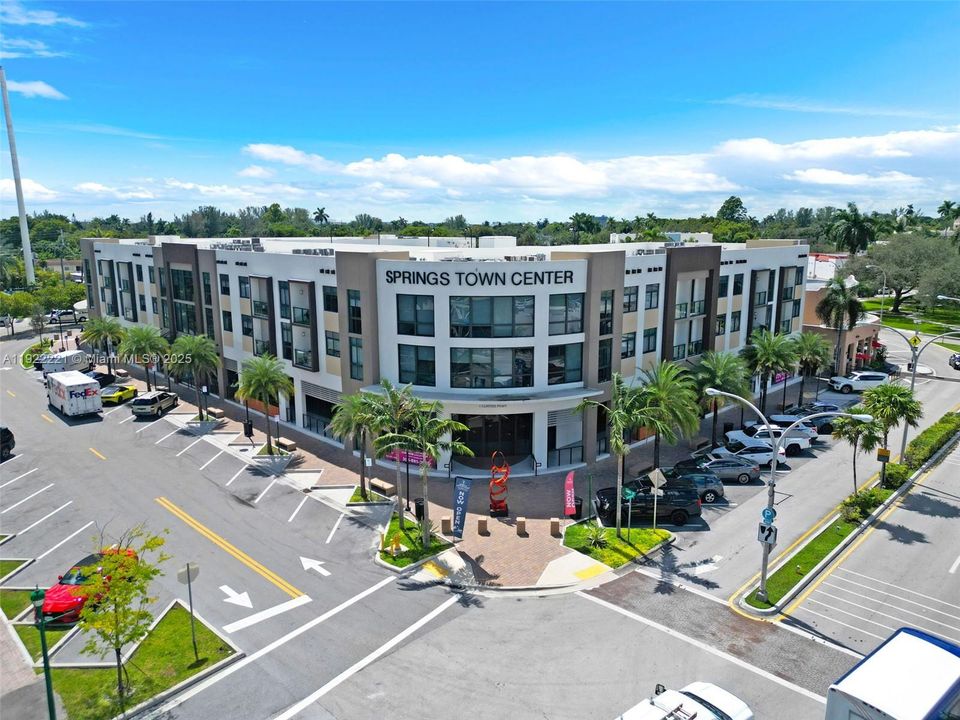 For Rent: $3,000 (2 beds, 2 baths, 931 Square Feet)