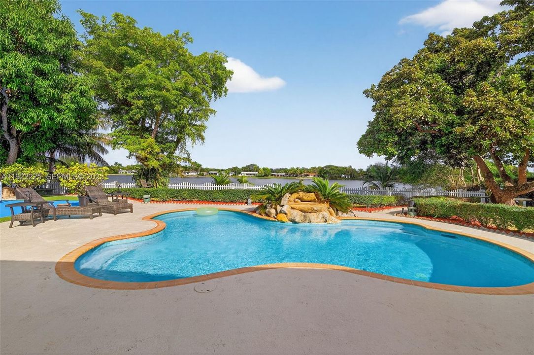 En Venta: $1,750,000 (3 camas, 3 baños, 2672 Pies cuadrados)