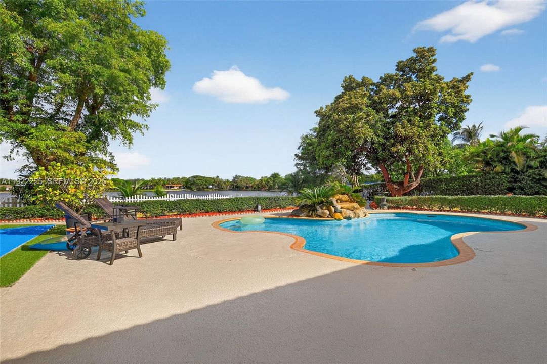 En Venta: $1,750,000 (3 camas, 3 baños, 2672 Pies cuadrados)