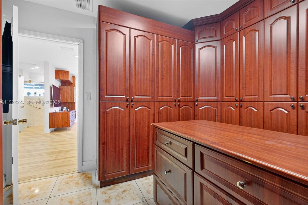 En Venta: $1,750,000 (3 camas, 3 baños, 2672 Pies cuadrados)