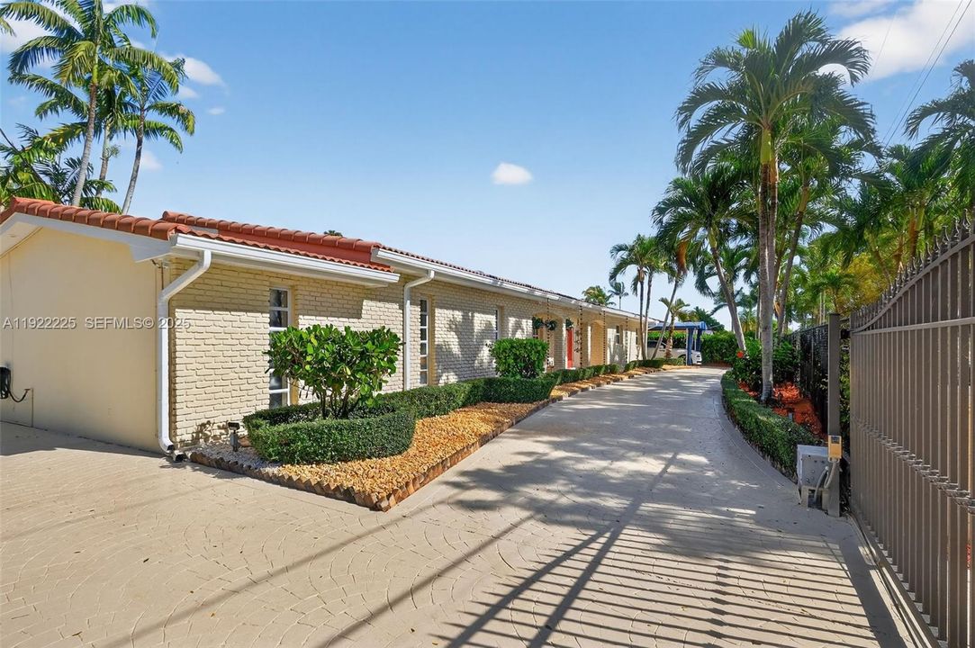 En Venta: $1,750,000 (3 camas, 3 baños, 2672 Pies cuadrados)