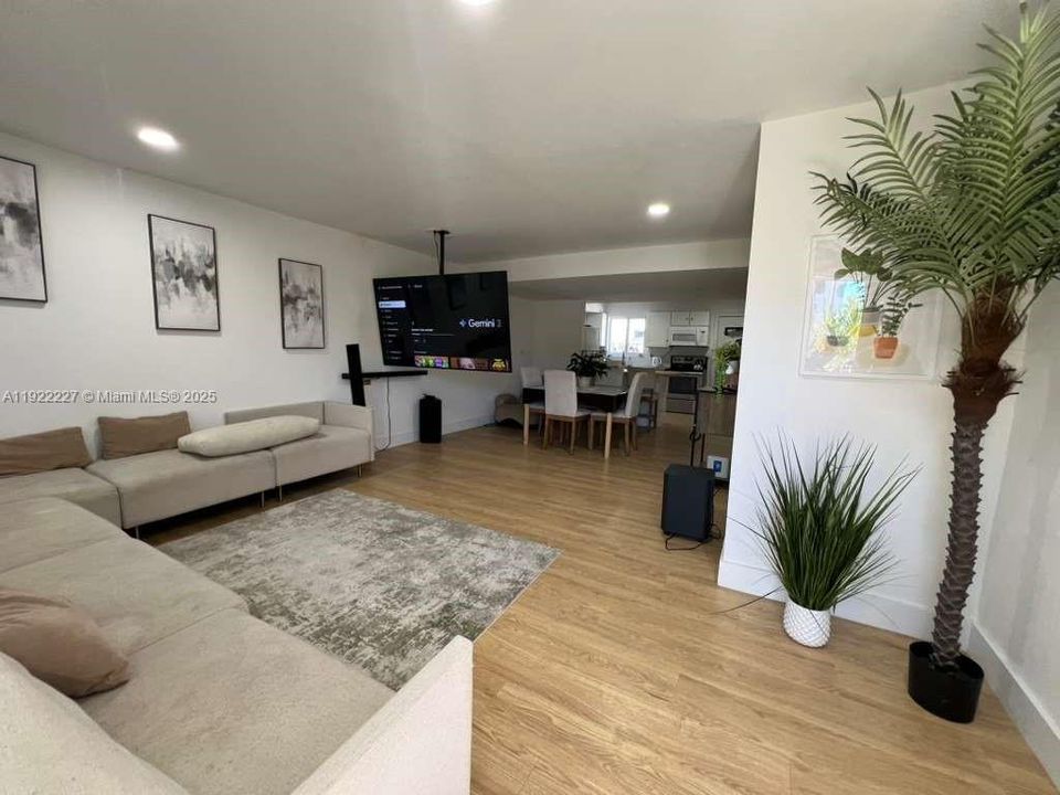 待售: $280,000 (2 贝兹, 1 浴室, 1086 平方英尺)