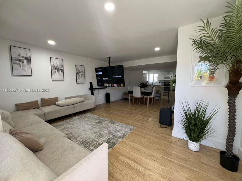 待售: $280,000 (2 贝兹, 1 浴室, 1086 平方英尺)