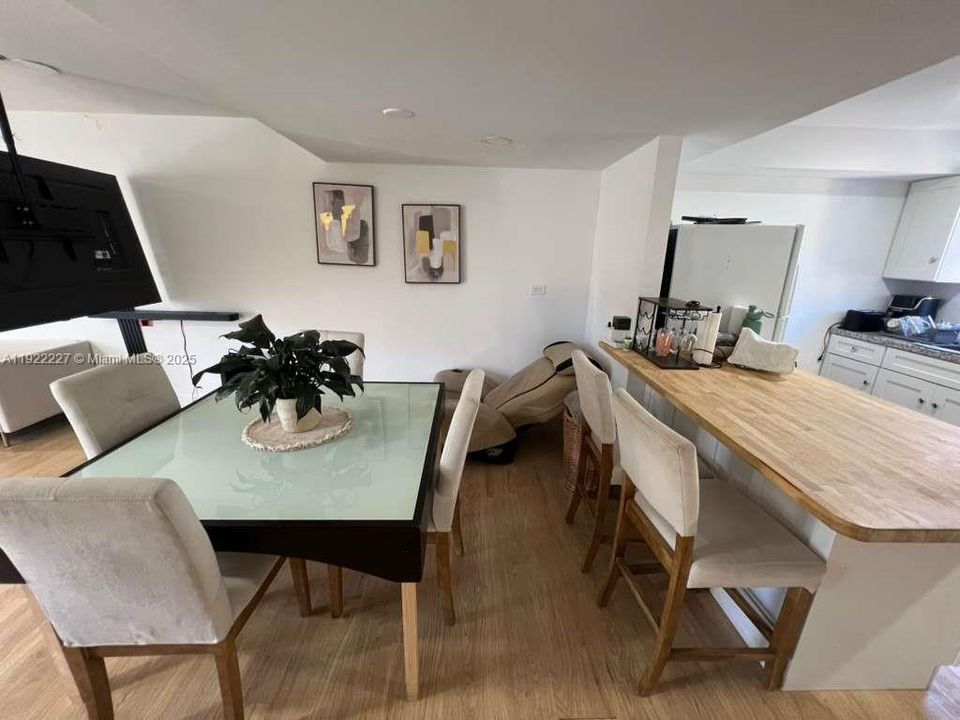 待售: $280,000 (2 贝兹, 1 浴室, 1086 平方英尺)