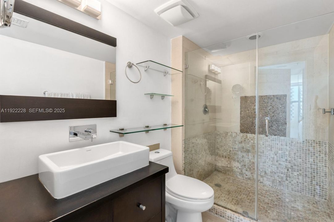 En Venta: $699,000 (2 camas, 2 baños, 1140 Pies cuadrados)