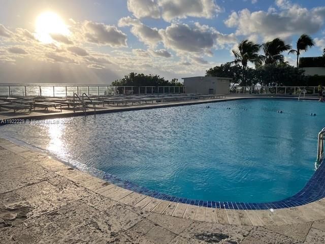 На продажу: $100,000 (0 спален, 1 ванн, 360 Квадратных фут)