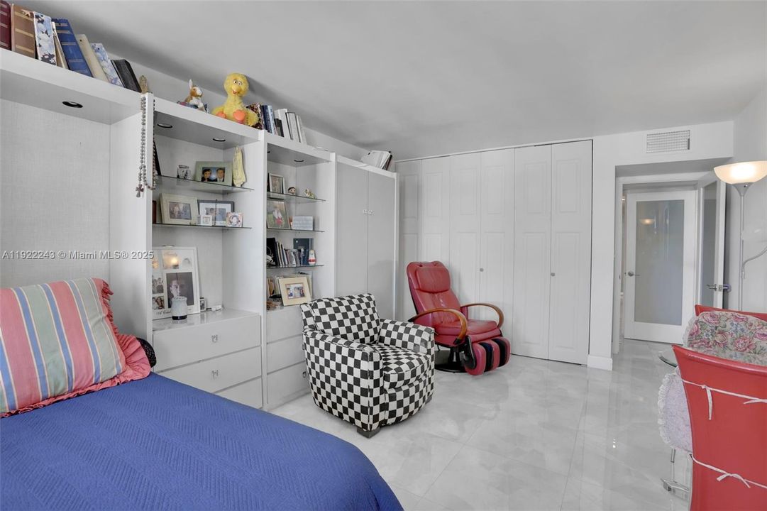 待售: $999,900 (2 贝兹, 2 浴室, 1330 平方英尺)