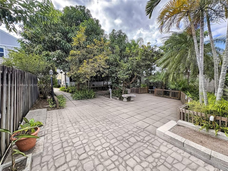 На продажу: $565,000 (4 спален, 2 ванн, 1924 Квадратных фут)