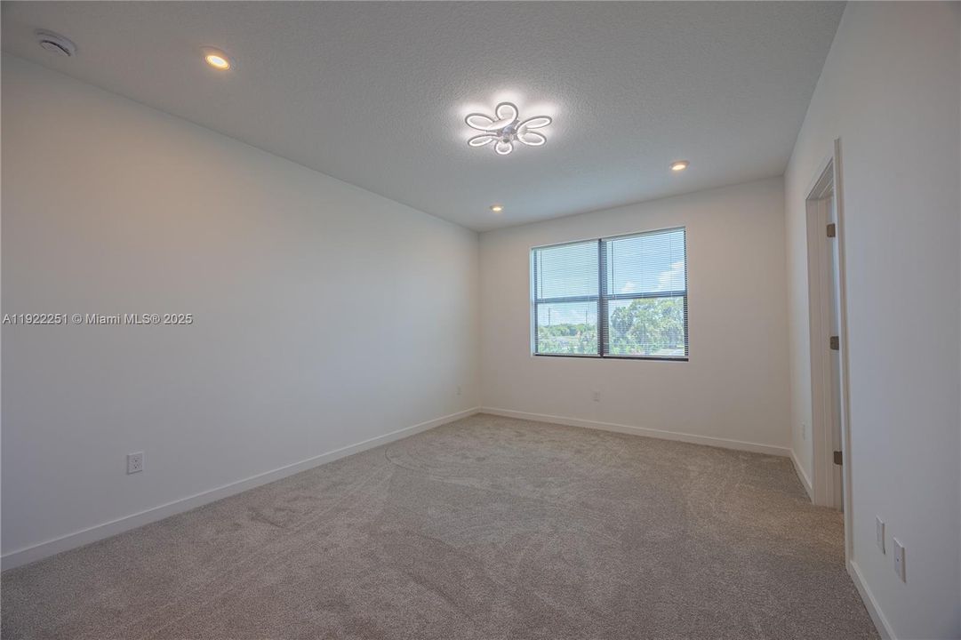 出租: $3,300 (3 贝兹, 2 浴室, 1579 平方英尺)