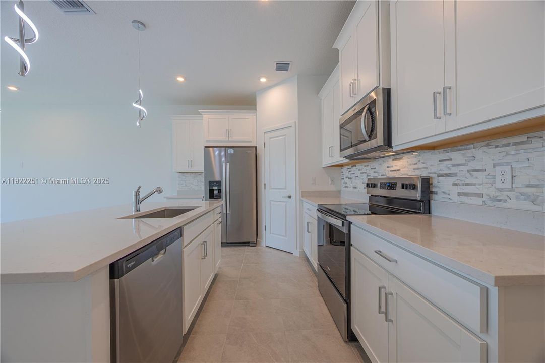 出租: $3,300 (3 贝兹, 2 浴室, 1579 平方英尺)