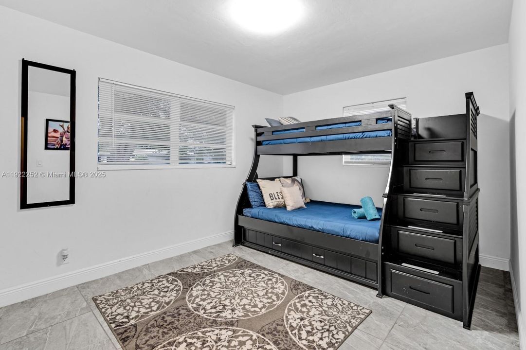 待售: $720,000 (4 贝兹, 3 浴室, 2156 平方英尺)