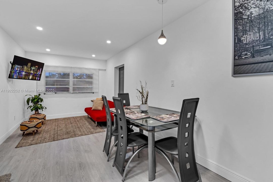 待售: $720,000 (4 贝兹, 3 浴室, 2156 平方英尺)