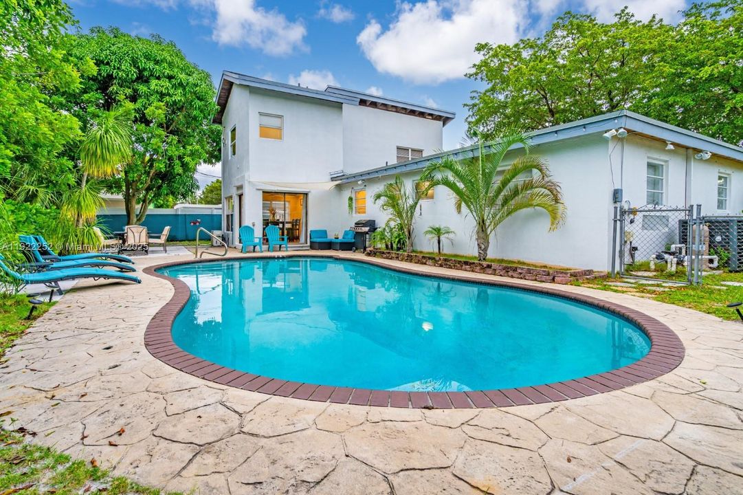 待售: $720,000 (4 贝兹, 3 浴室, 2156 平方英尺)