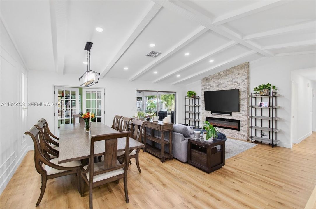 Под контрактом: $595,000 (3 спален, 2 ванн, 1527 Квадратных фут)