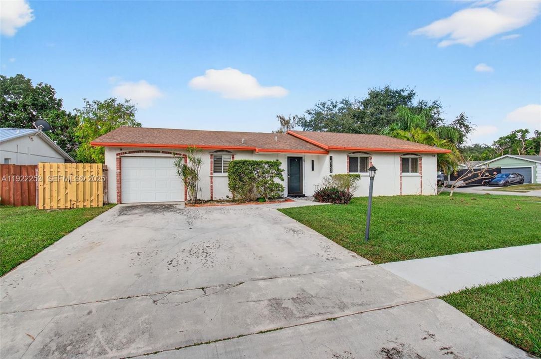 Под контрактом: $595,000 (3 спален, 2 ванн, 1527 Квадратных фут)