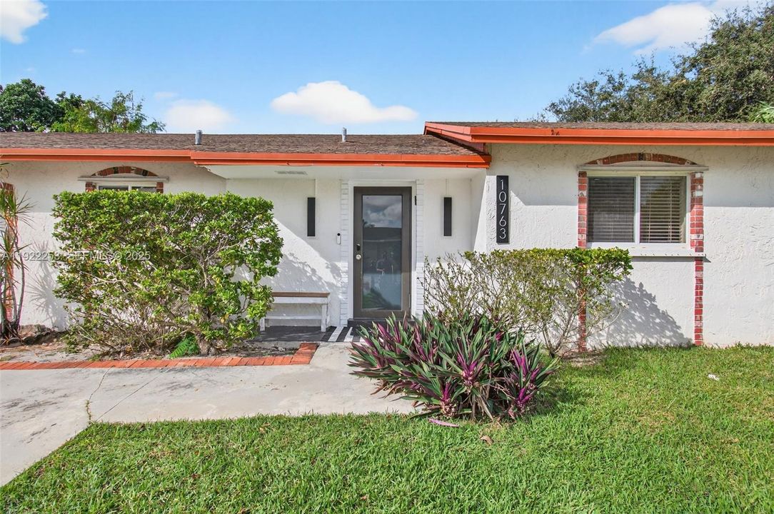 Под контрактом: $595,000 (3 спален, 2 ванн, 1527 Квадратных фут)