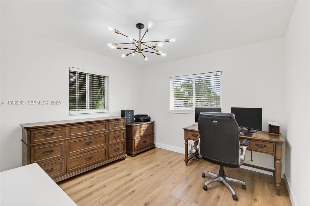 Под контрактом: $595,000 (3 спален, 2 ванн, 1527 Квадратных фут)