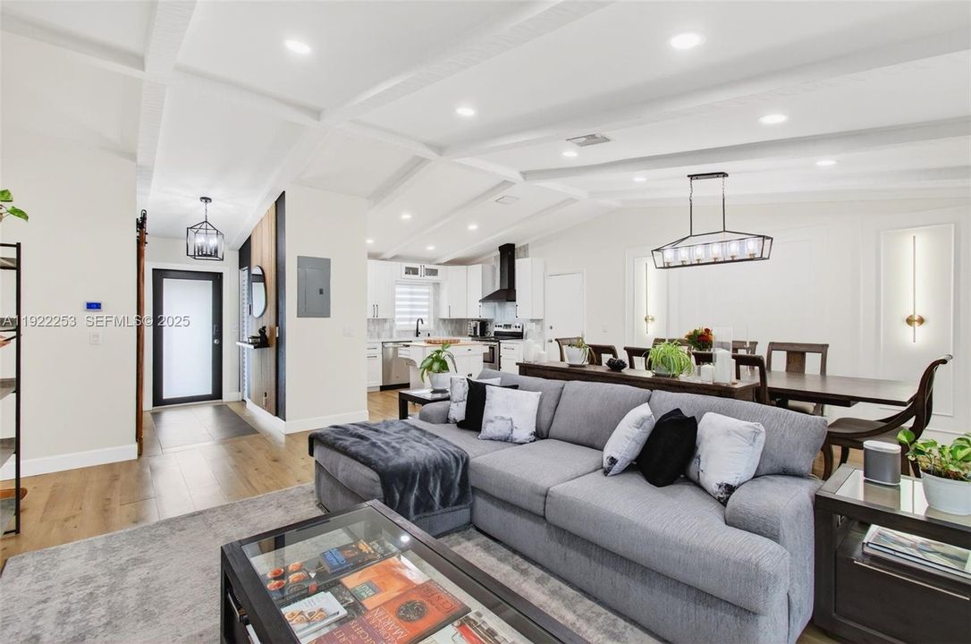 Под контрактом: $595,000 (3 спален, 2 ванн, 1527 Квадратных фут)