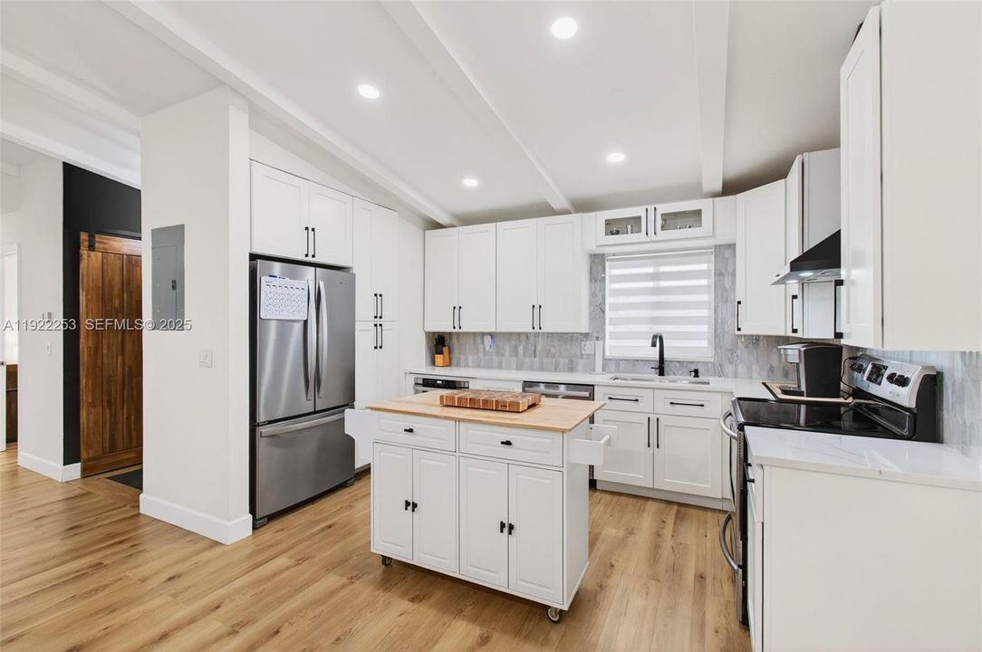 Под контрактом: $595,000 (3 спален, 2 ванн, 1527 Квадратных фут)