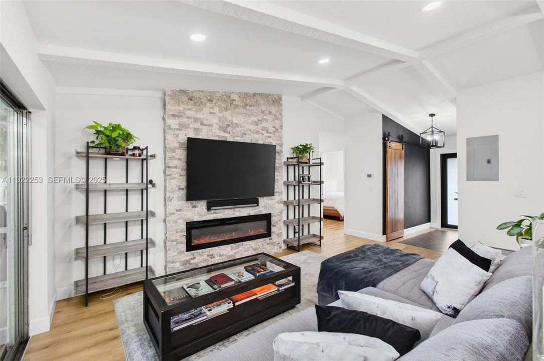 Под контрактом: $595,000 (3 спален, 2 ванн, 1527 Квадратных фут)