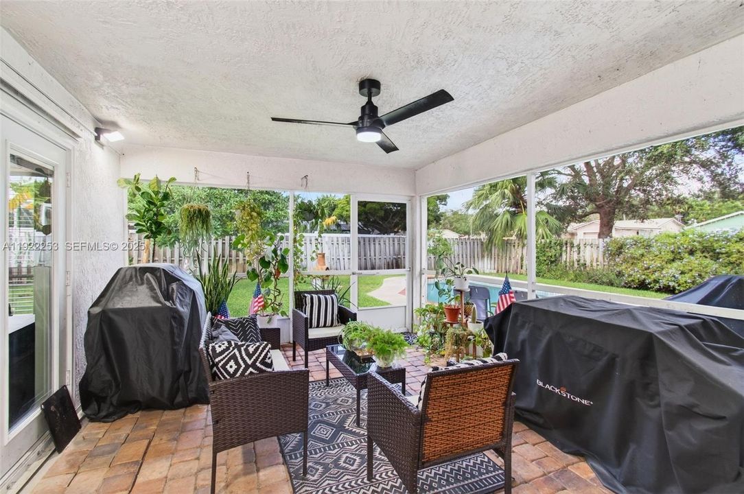 Под контрактом: $595,000 (3 спален, 2 ванн, 1527 Квадратных фут)