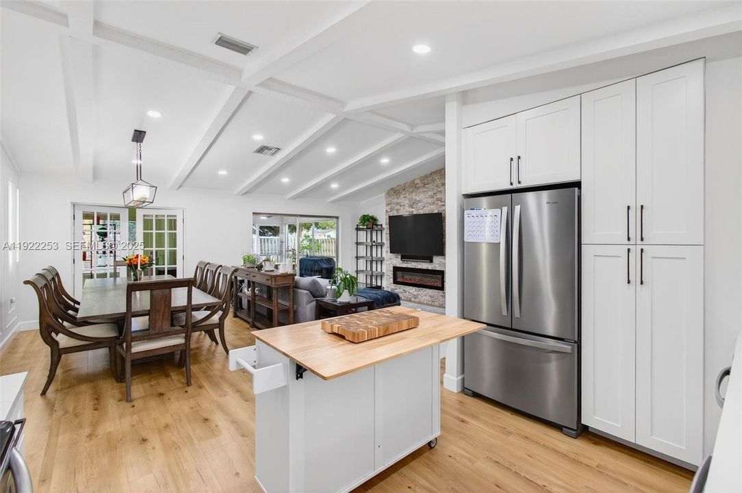 Под контрактом: $595,000 (3 спален, 2 ванн, 1527 Квадратных фут)