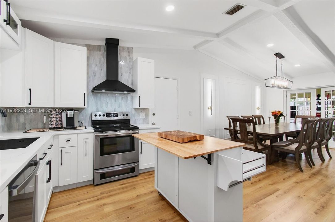 Под контрактом: $595,000 (3 спален, 2 ванн, 1527 Квадратных фут)