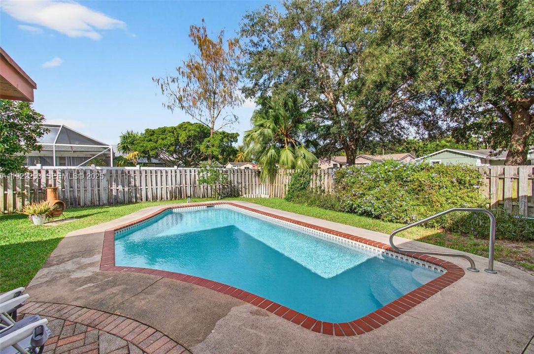 Под контрактом: $595,000 (3 спален, 2 ванн, 1527 Квадратных фут)