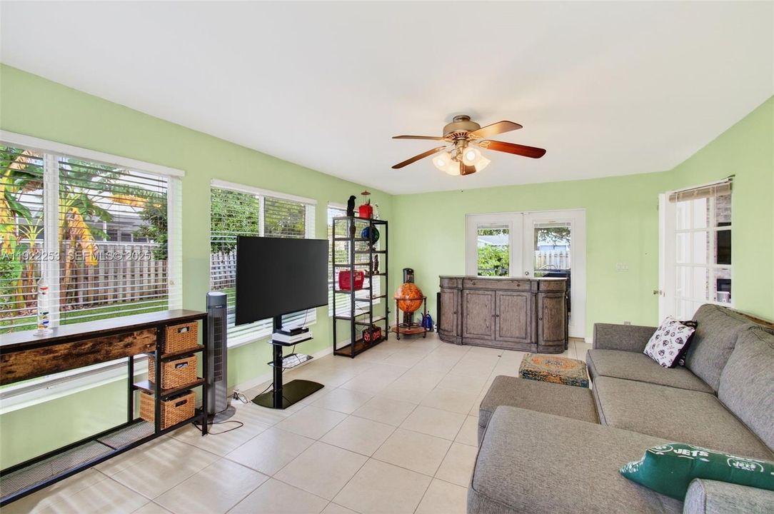 Под контрактом: $595,000 (3 спален, 2 ванн, 1527 Квадратных фут)