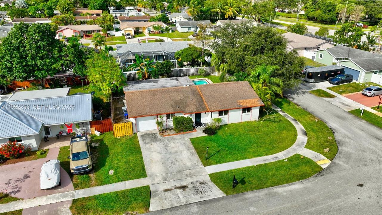 Под контрактом: $595,000 (3 спален, 2 ванн, 1527 Квадратных фут)