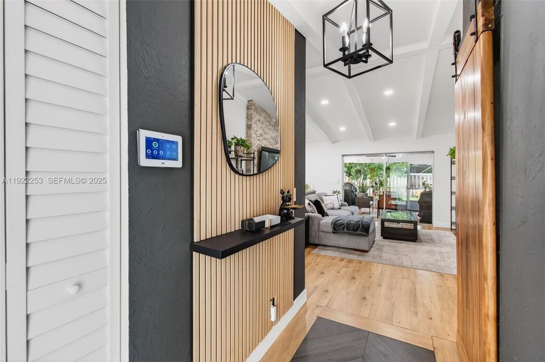 Под контрактом: $595,000 (3 спален, 2 ванн, 1527 Квадратных фут)